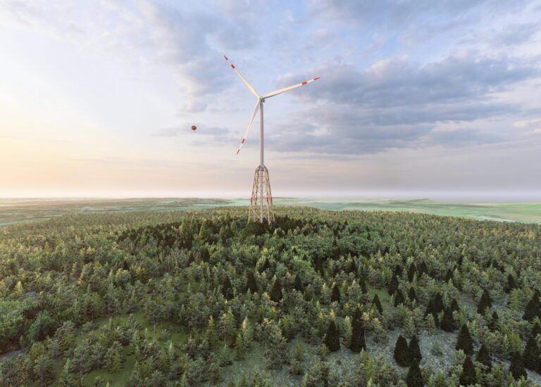 Holz-Hybrid-Turm einer Windkraftanlage in einer grünen Landschaft, umgeben von Bäumen und Wiesen. © vom-creations.com