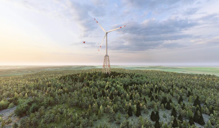 Holz-Hybrid-Turm einer Windkraftanlage in einer grünen Landschaft, umgeben von Bäumen und Wiesen. © vom-creations.com